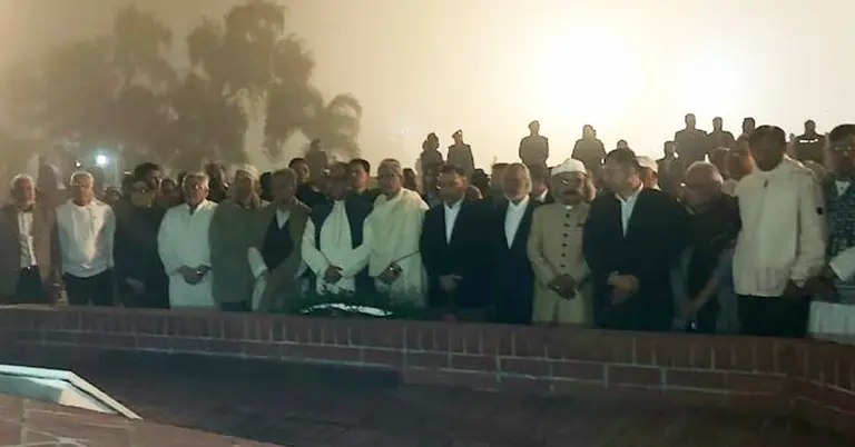 একাত্তরের শহিদদের শ্রদ্ধা জানাচ্ছেন তারেক রহমানসহ বিএনপির শীর্ষ নেতারা